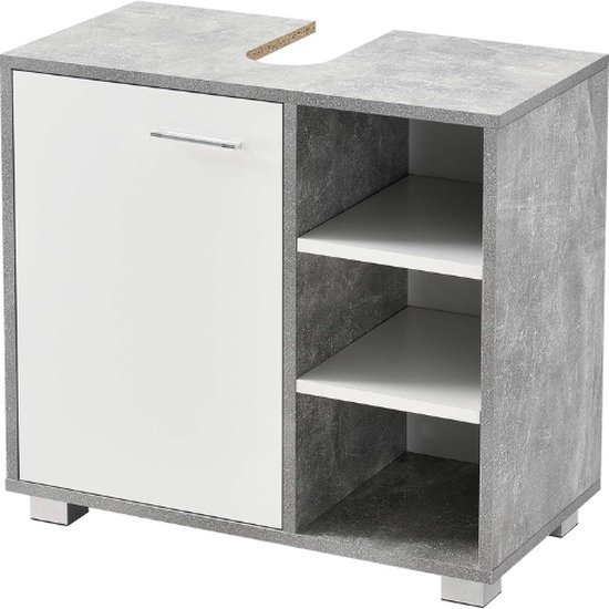 Badmeubel met betonnen look en witte deur met chroomkleurig handvat. Rechts drie open vakken met witte schappen.