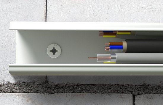 Kabelgoot met draden en Fischer schroef, op betonnen muur.