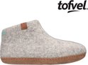 Lichtgrijs wollen enkellaars pantoffel, met logo, bruine leren label en zool.