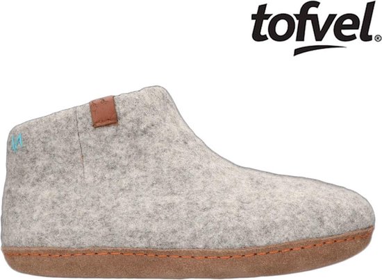 Lichtgrijs wollen enkellaars pantoffel, met logo, bruine leren label en zool.