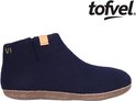 Donkerblauwe wollen slof met bruine zool, logo 'tovel' en een label.