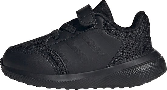 Zwarte kindersneaker met klittenbandsluiting, mesh voorvoet en drie strepen op de zijkant.