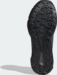 Onderkant van een zwarte Adidas Terrex trailrunningschoen met een grof profiel.