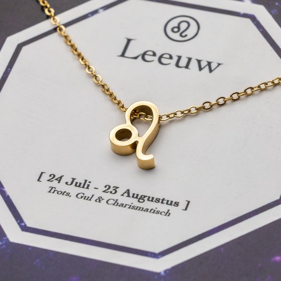 Close-up van een gouden ketting met leeuw-symbool op een kaart met tekst.