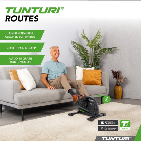 Man zit op grijze bank en gebruikt zwarte hometrainer. Rechts, een man fietst buiten. App-downloadpictogrammen en Bluetooth-icoon zichtbaar.