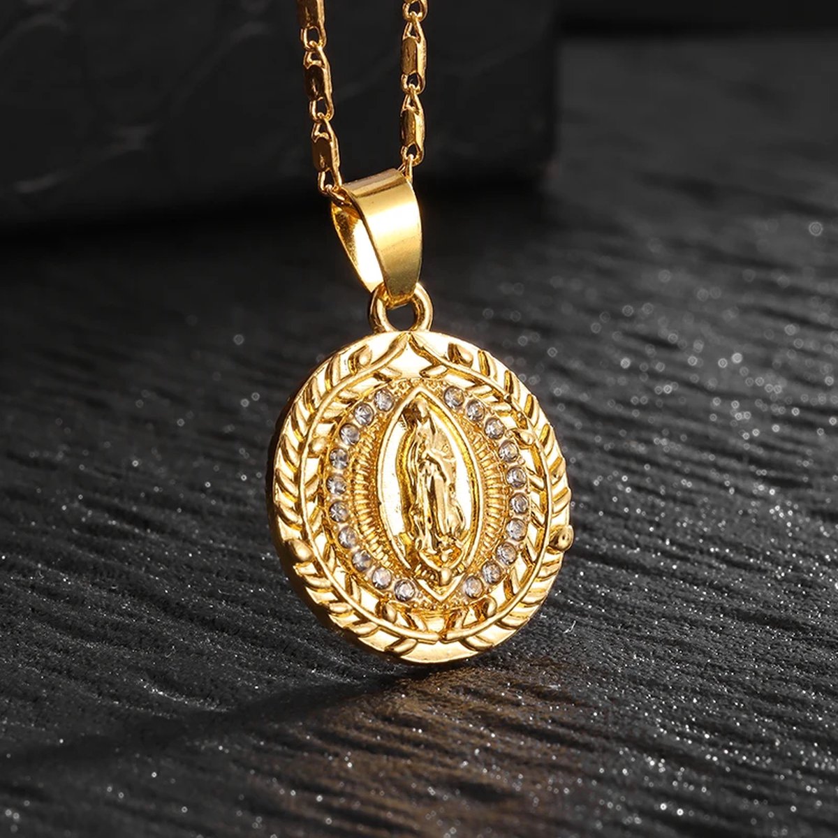 Ketting met hanger Maria goudkleur.