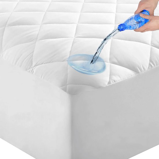 Een witte, gewatteerde matrasbeschermer met een waterdichte coating, waar water op wordt gegoten.