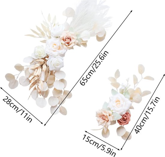 Twee bloemstukken met witte, crèmekleurige en roze rozen, gouden en witte bladeren, en pampasgras. Maten: 65x28cm en 40x15cm.