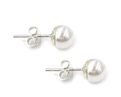Zilveren oorknopjes met een 7mm rond imitatie pareltje ivoorkleur