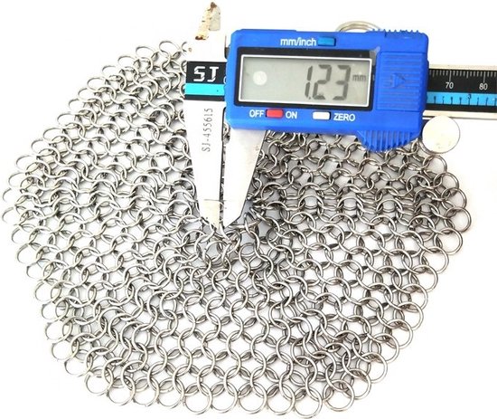 Digitale schuifmaat meet 1,23 mm op een roestvrijstalen ketting van ringen.