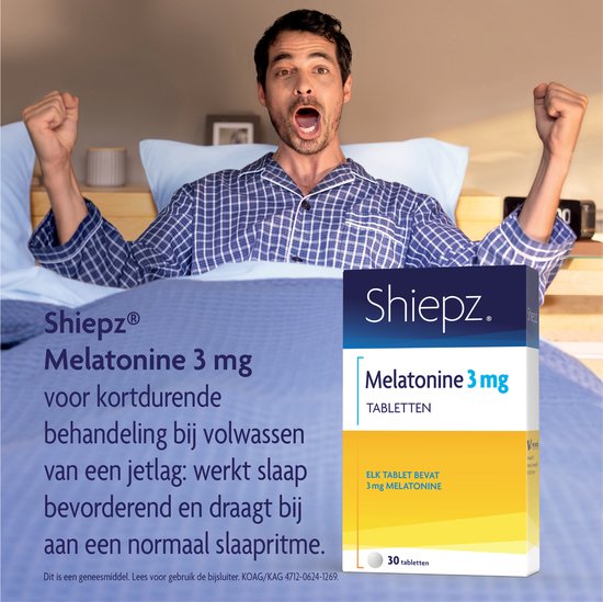 Man in pyjama zit opgewonden in bed met doosje Shiepz Melatonine 3 mg tabletten.