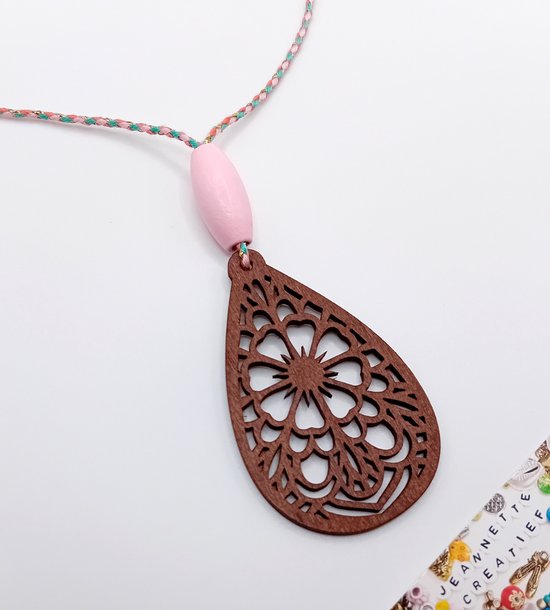 Bruine, druppelvormige houten hanger met bloemenpatroon, verbonden aan een roze kraal en een gevlochten koord in roze, turquoise en goud.