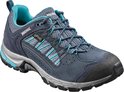 Donkerblauwe lage wandelschoen met turquoise accenten, GORE-TEX logo en veters.