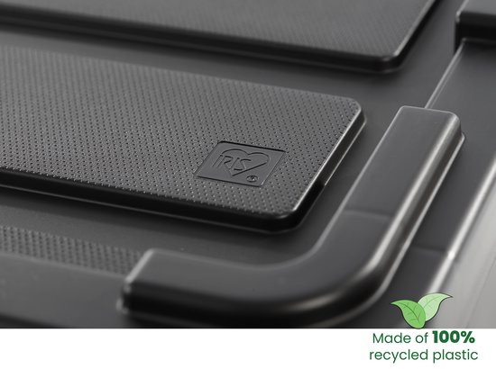 Close-up van het deksel van een zwarte opbergbox met het IRIS-logo en tekst 'Made of 100% recycled plastic'.