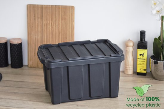 Grijze opbergbox van kunststof met deksel in een keukenomgeving. Gemaakt van 100% gerecycled plastic.