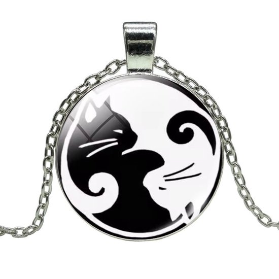 Zilverkleurige ketting met een ronde hanger met een Yin Yang symbool met twee poezen in zwart en wit.