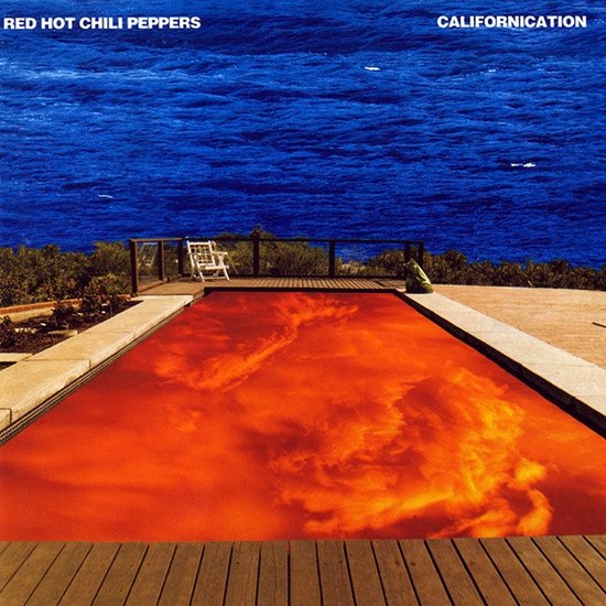 Californication albumcover met een zwembad vol oranje water en de blauwe oceaan.