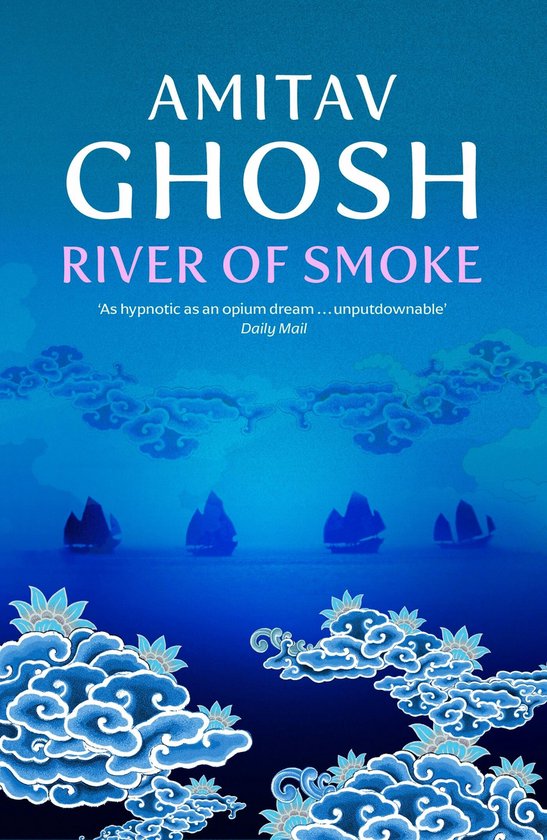 Boekomslag voor 'River of Smoke' van Amitav Ghosh met een blauwe achtergrond, schepen op het water en sierlijke wolken.