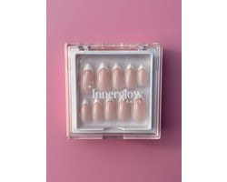 Innerglow Nails - Style ‘That Girl’ - Lange Amandelvormige French Manicure - Hoge Kwaliteit - 24-28 stuks Plaknagels - All-in-one Nail Kit met Nagellijm - Nepnagels - Kunstnagels - Zelfklevende Nagels