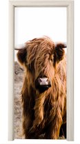 Deurposter 95x215 cm - Deursticker Schotse hooglander - Landschap - Koe - Bruin - Dieren - Natuur - Meubelfolie zelfklevend - Deurfolie woonkamer - Interieurfolie fotobehang - Deur plakfolie - Deurstickers - Deurbehang sticker - Kamer decoratie