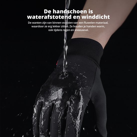 Zwarte, waterafstotende handschoen met een hand die wordt natgespoten.