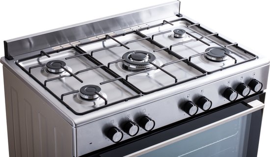 Roestvrijstalen gasfornuis met 5 gaspitten, 5 zwarte draaiknoppen en een glazen ovendeur.