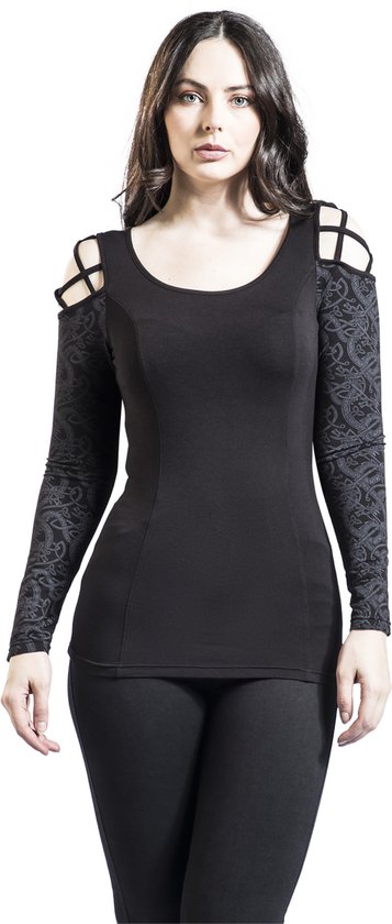 Model draagt een zwart shirt met lange mouwen, ingesneden schouders en gedessineerde mouwen.