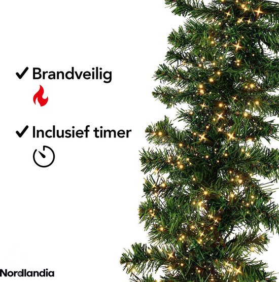 Dichtbij detail van Nordlandia kerstguirlande met LED-lampjes, 'Brandveilig' en 'Inclusief timer'.