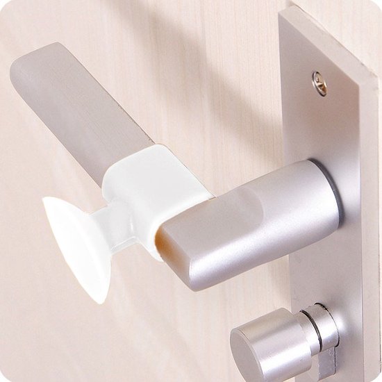 Witte deurstopper met zuignappen bevestigd aan een zilverkleurige deurklink.