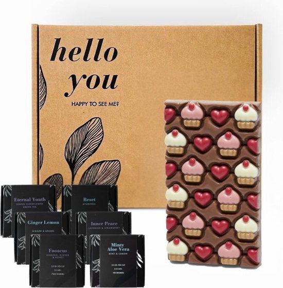 Een open geschenkdoos met de tekst 'hello you' en de inhoud, inclusief zes theedoosjes en een chocoladereep met cupcake-vormpjes.