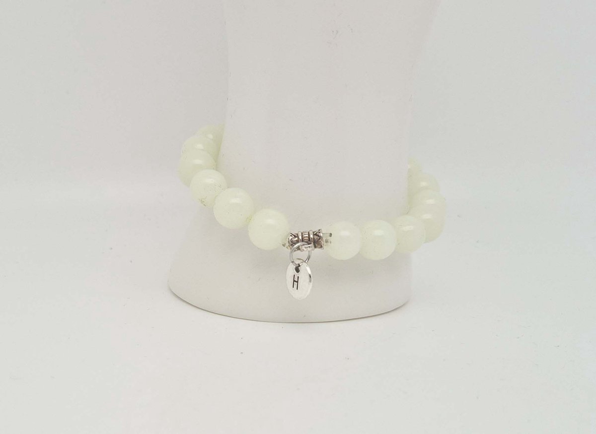 Handgemaakte natuursteen armband met hanger "Letters in cirkel" " Maan licht" -8 mm diameter van de korrel- Diameter armband 20 cm - Kies je favoriete letters- Een mooi cadeau voor familie en vrienden