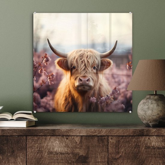 Glazen schilderij van een Schotse hooglander met lange, witte vacht, omringd door roze bloesems. Hangt boven een houten dressoir.