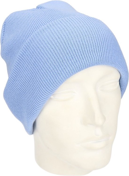 Lichtblauwe gebreide muts op een witte mannequin.