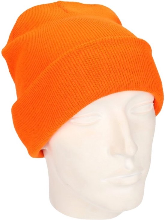 Oranje gebreide muts met omgeslagen rand, gedragen op een witte paspop.