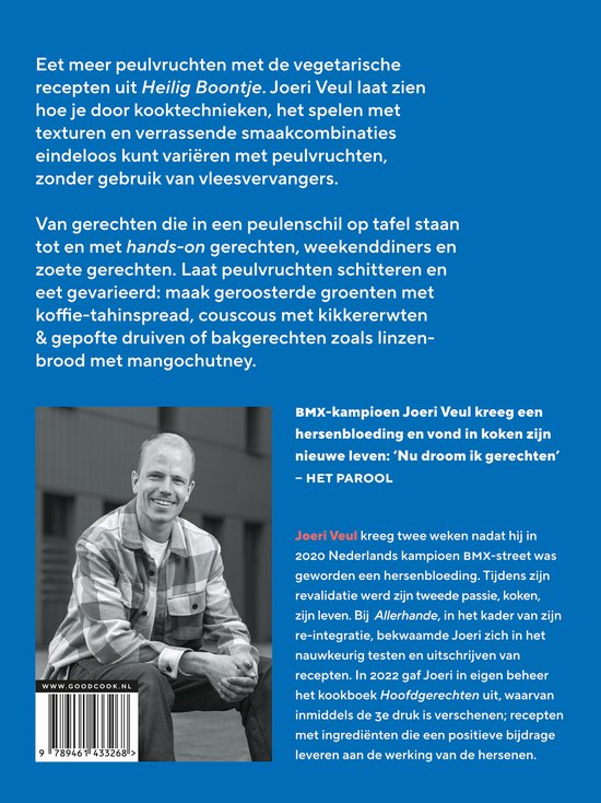 Joeri Veul, Nederlands kampioen BMX, lacht en toont zijn kookboek 'Heilig Boontje'.