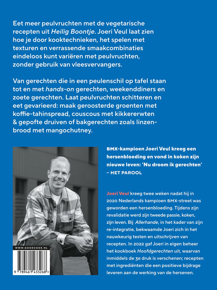 Joeri Veul, Nederlands kampioen BMX, lacht en toont zijn kookboek 'Heilig Boontje'.