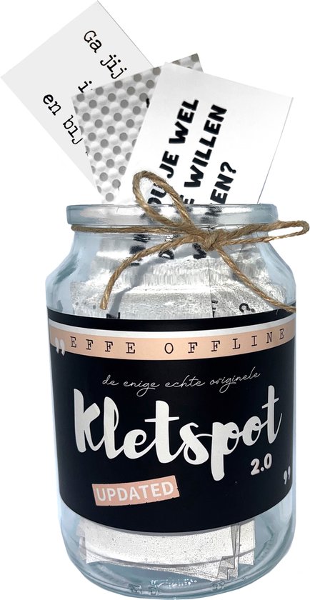 Glazen pot met de tekst 'Kletspot 2.0 UPDATED'. Papieren kaartjes met vragen steken uit de pot. De pot is versierd met touw.
