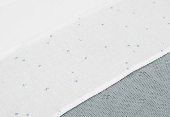 Lichtblauwe wiegdeken met een patroon van kleine blauwe sterretjes en kruisjes op een witte ondergrond.
