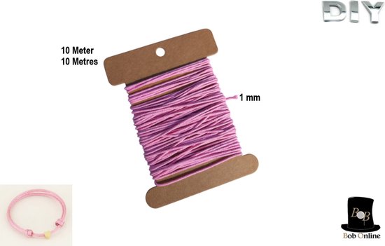 Rol roze katoenen waxkoord van 10 meter, 1 mm dik. Een kleine roze armband is zichtbaar in de hoek.