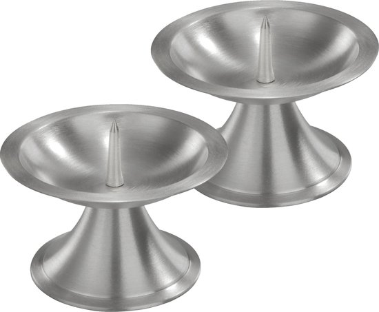 Twee zilverkleurige, metalen stompkaarsen houders met een brede schaal en een punt in het midden.