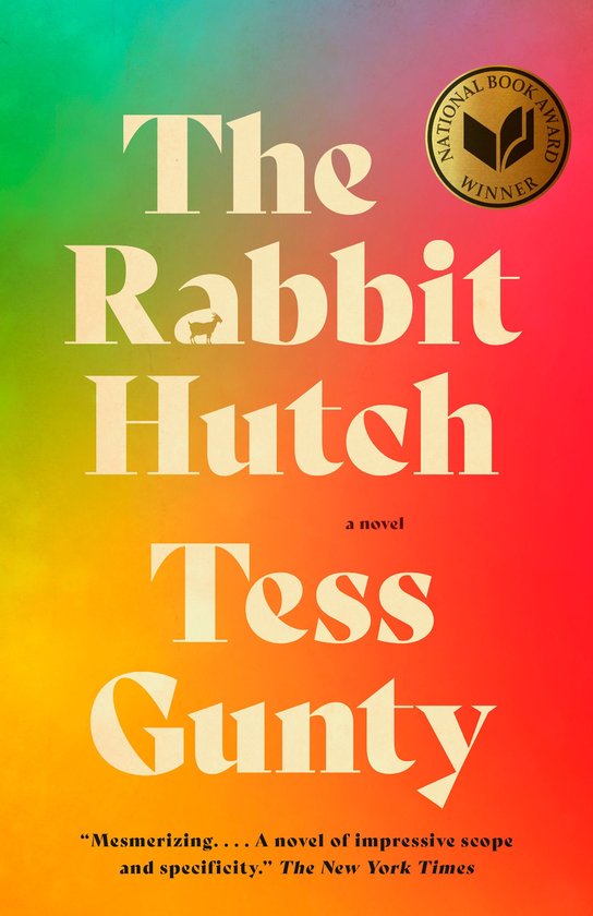 Boekomslag van 'The Rabbit Hutch' met de tekst 'The Rabbit Hutch a novel Tess Gunty'. Een gouden medaille met 'National Book Award Winner'.