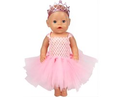 foto van Lynn's poppenkleding - Kleertjes geschikt voor Baby Born pop - Ballerina jurk met kroon - Outfit babypop - Roze jurk met wijde tutu en grote strik - In cadeauzakje