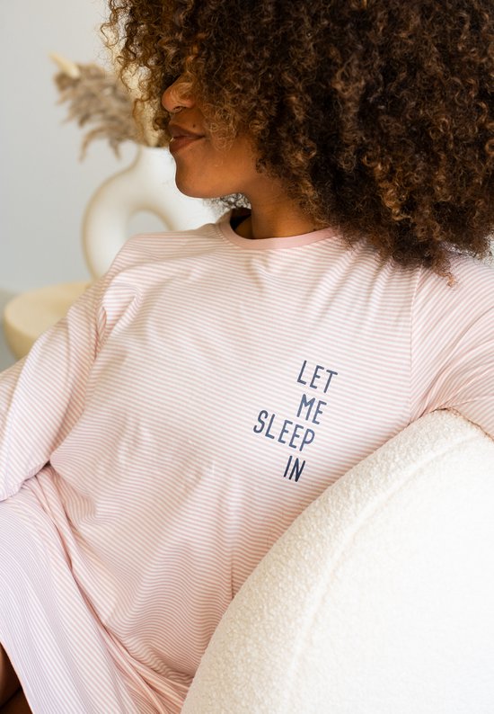 Close-up van een lichtroze gestreept nachthemd met tekst 'LET ME SLEEP IN'.