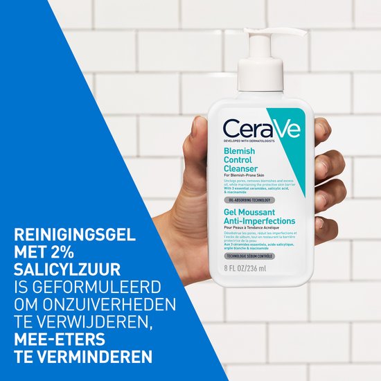 Hand die een witte CeraVe Blemish Control Cleanser fles met pompdispenser vasthoudt. Tekst op linkerzijde.