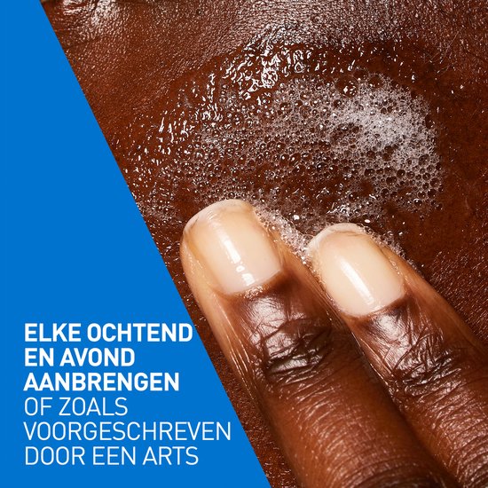 Close-up van een donkere huid met schuimende reiniger en vingers. Bubbles en zeepresten zichtbaar.