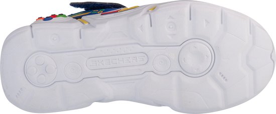 De onderkant van een witte Skechers sneaker met een opvallend groen en geel patroon op de zool.