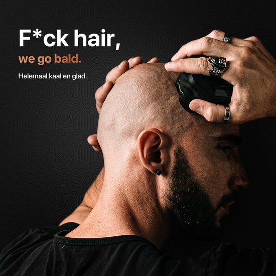 Man scheert zijn hoofd kaal met het 'Brothers in Style' scheerapparaat.