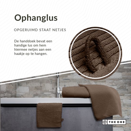 Bruine handdoek met lus om op te hangen. Het "THE ONE" logo is zichtbaar.