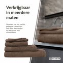 Stapel bruine handdoeken, van klein tot groot. Het "THE ONE" logo is zichtbaar.