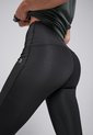 Gedetailleerde achterkant van een zwarte sportlegging met hoge taille, die de pasvorm benadrukt.